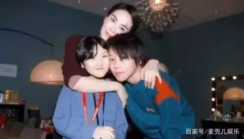 妹妹天生兔唇!王菲大女兒「從下巴紋身到脖子」只為陪她 如今「姐妹一起變漂亮」相擁畫面太感人