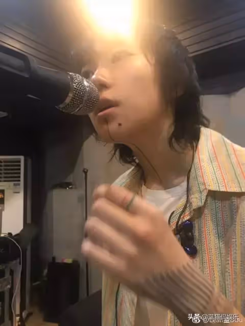 妹妹天生兔唇!王菲大女兒「從下巴紋身到脖子」只為陪她 如今「姐妹一起變漂亮」相擁畫面太感人