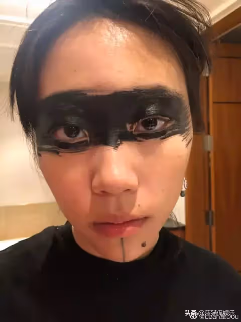 妹妹天生兔唇!王菲大女兒「從下巴紋身到脖子」只為陪她 如今「姐妹一起變漂亮」相擁畫面太感人