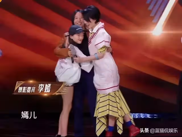 妹妹天生兔唇!王菲大女兒「從下巴紋身到脖子」只為陪她 如今「姐妹一起變漂亮」相擁畫面太感人