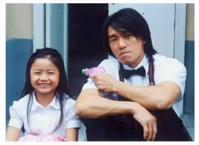 記得13年前《功夫》的小啞女嗎? 如今22歲變「甜美氣質高材生」網讚翻:星爺有眼光❤
