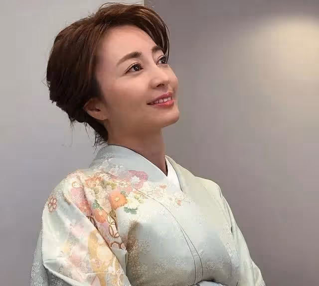 41歲日本女星的生活照走紅,能夠坦然面對年齡的女人,活得真美