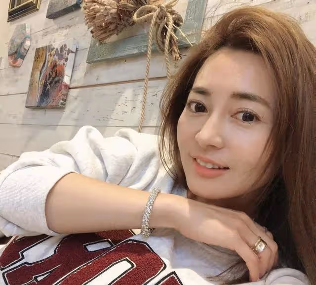 41歲日本女星的生活照走紅,能夠坦然面對年齡的女人,活得真美