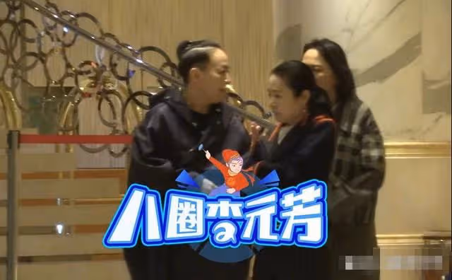 宋丹丹近況曝光！與異性友人熱情擁抱不避諱，三婚老公默默等候