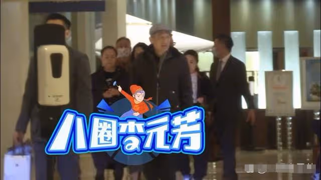 宋丹丹近況曝光！與異性友人熱情擁抱不避諱，三婚老公默默等候