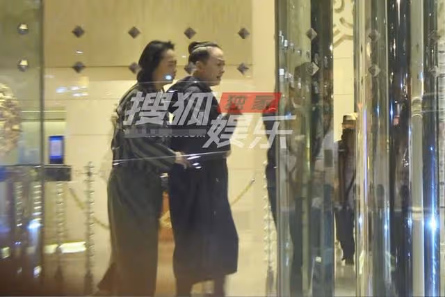 宋丹丹近況曝光！與異性友人熱情擁抱不避諱，三婚老公默默等候
