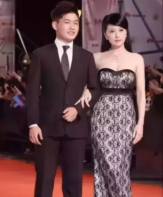 2度嫁豪門!她曾被李敖評為「台灣第一美人」 為離婚凈身出戶「拒10億分手費」今56歲瀟灑單身