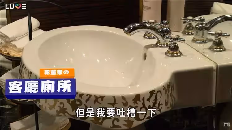 郭台銘百坪豪宅，「價值百萬元老虎雙面繡曝光」住330㎡別墅，裝潢十分簡樸，網友：太接地氣了！