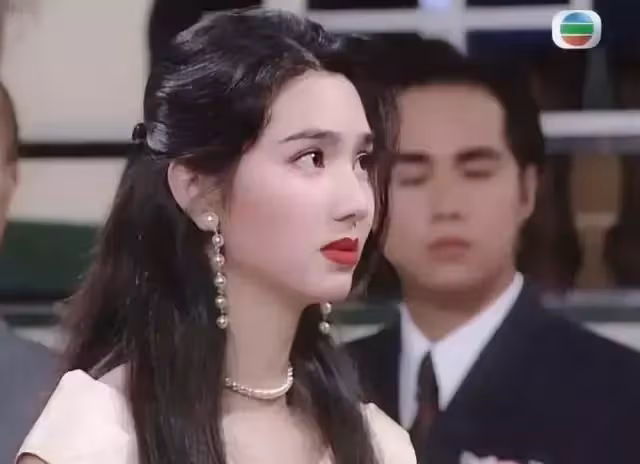 看了洪欣年輕時的照片，總算知道為什麼有人說，張丹峰配不上她了