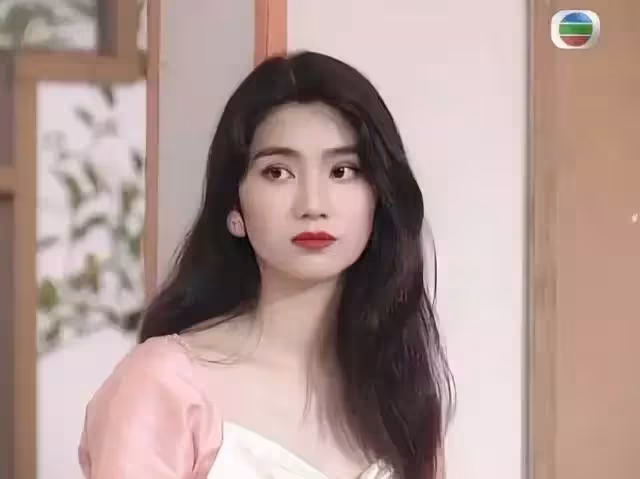 看了洪欣年輕時的照片，總算知道為什麼有人說，張丹峰配不上她了