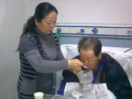 公公生病住院婆婆非讓我守夜照顧公公,我不同意,婆婆說我不孝順