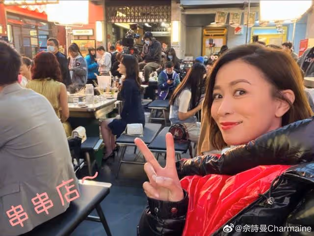 感情有著落？佘詩曼返港陪伴生病的母親，身邊高大型男身份引猜測