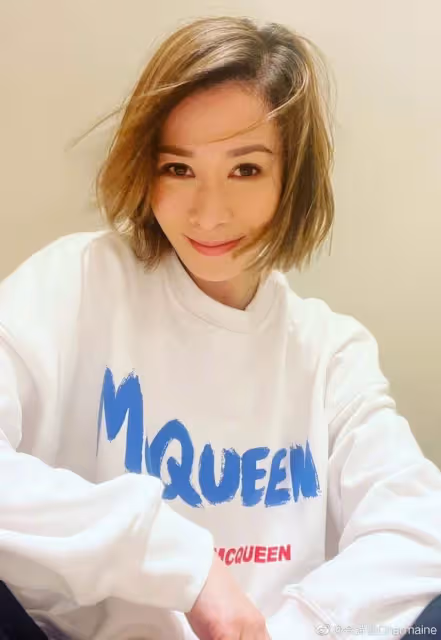 感情有著落？佘詩曼返港陪伴生病的母親，身邊高大型男身份引猜測