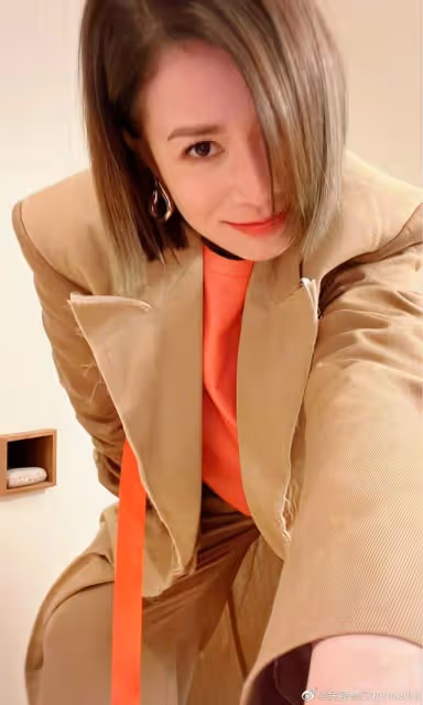 感情有著落？佘詩曼返港陪伴生病的母親，身邊高大型男身份引猜測