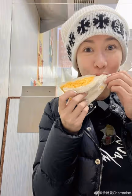 感情有著落？佘詩曼返港陪伴生病的母親，身邊高大型男身份引猜測