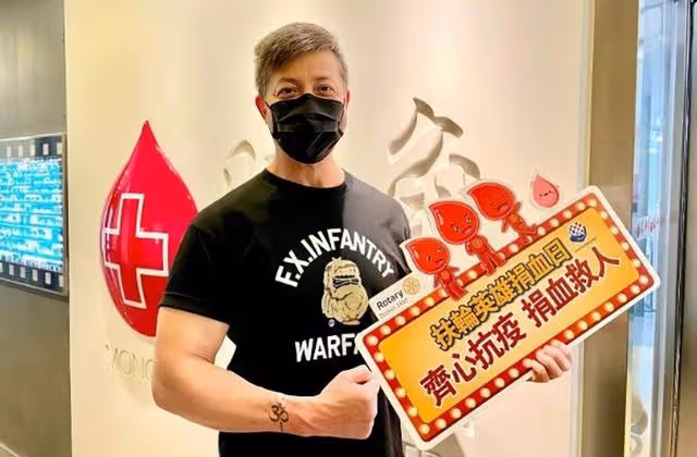 香港知名男星無畏疫情獻血救人！兼職做健身教練，54歲依舊凍齡