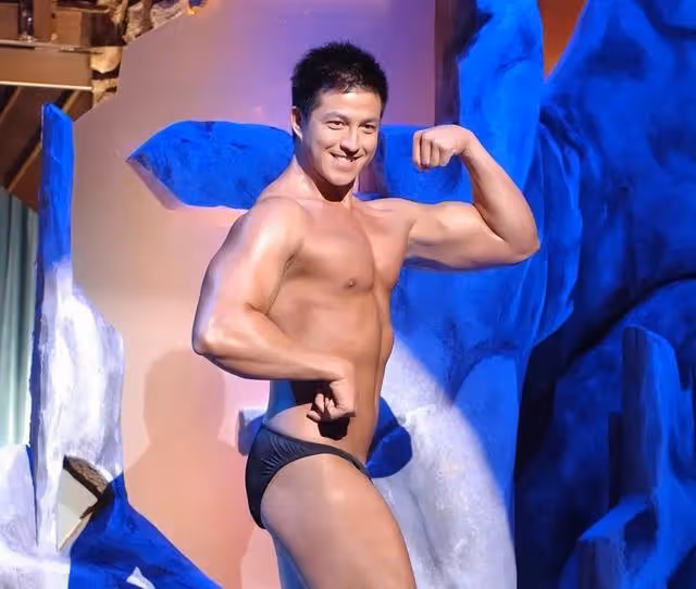 香港知名男星無畏疫情獻血救人！兼職做健身教練，54歲依舊凍齡