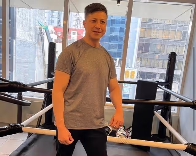 香港知名男星無畏疫情獻血救人！兼職做健身教練，54歲依舊凍齡