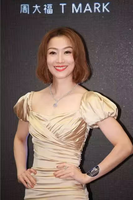 49歲鄭秀文「瘦得沒有肉」，一襲緞面裙卻能凹出「S身材」，闊太氣質根本藏不住