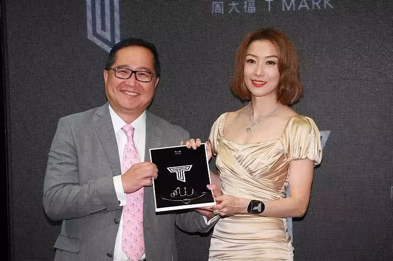 49歲鄭秀文「瘦得沒有肉」，一襲緞面裙卻能凹出「S身材」，闊太氣質根本藏不住