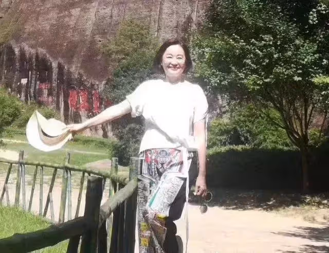 林青霞詮釋「奶奶級穿搭」，沒有刻意掩飾衰老，全靠穿衣和氣質取勝！