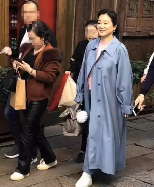 林青霞詮釋「奶奶級穿搭」，沒有刻意掩飾衰老，全靠穿衣和氣質取勝！