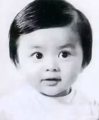 關之琳當年的眼睛有多美?她瞟一眼過來,是男人都會自作多情起來,美得驚心動魄