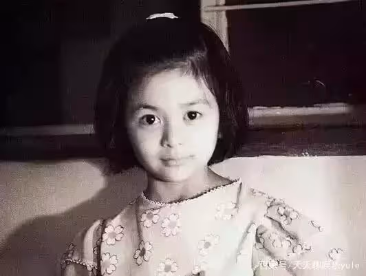 關之琳當年的眼睛有多美?她瞟一眼過來,是男人都會自作多情起來,美得驚心動魄