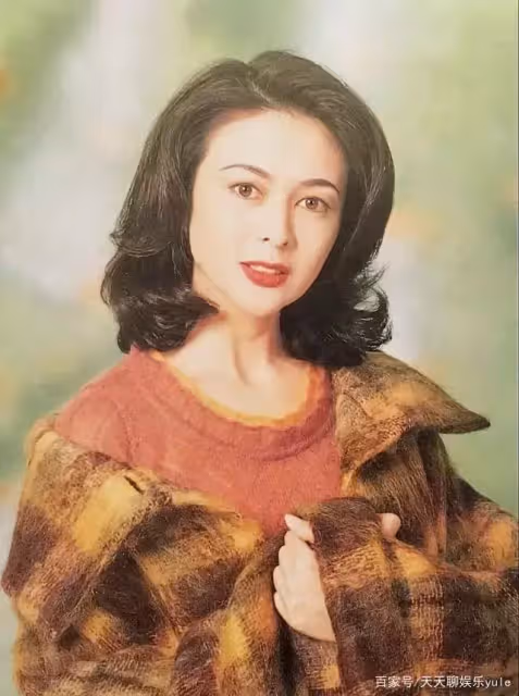 關之琳當年的眼睛有多美?她瞟一眼過來,是男人都會自作多情起來,美得驚心動魄