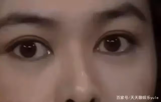 關之琳當年的眼睛有多美?她瞟一眼過來,是男人都會自作多情起來,美得驚心動魄