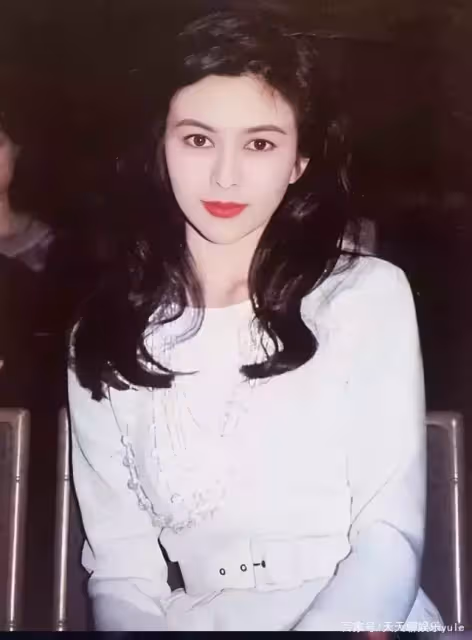 關之琳當年的眼睛有多美?她瞟一眼過來,是男人都會自作多情起來,美得驚心動魄