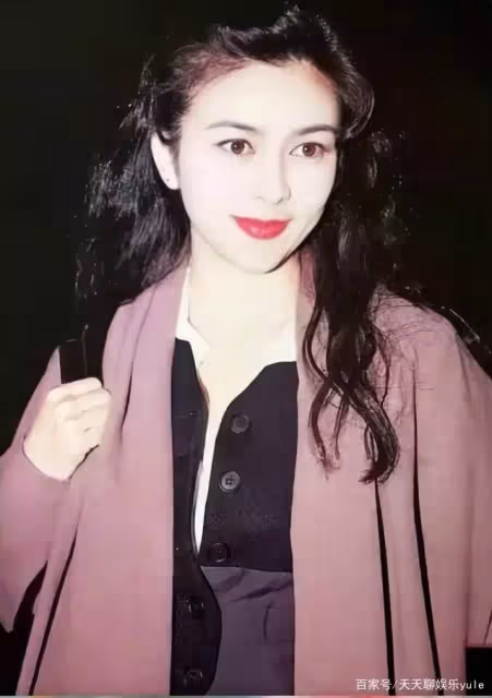 關之琳當年的眼睛有多美?她瞟一眼過來,是男人都會自作多情起來,美得驚心動魄