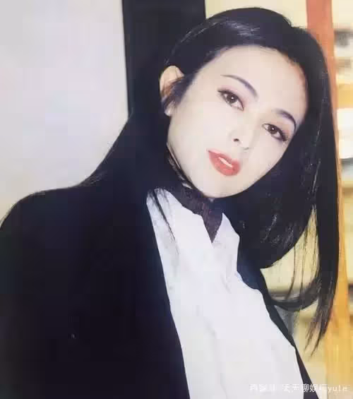 關之琳當年的眼睛有多美?她瞟一眼過來,是男人都會自作多情起來,美得驚心動魄