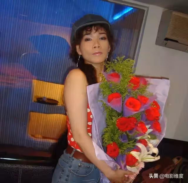 曾與鄧麗君齊名！55歲「甜歌皇后」巔峰時為愛隱退「嫁歌友恩愛相守27年」淡泊名利 過平凡生活