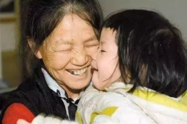 「拾荒媽媽」終身未嫁,撫養30多名棄兒,孩子長大後卻不聯繫她