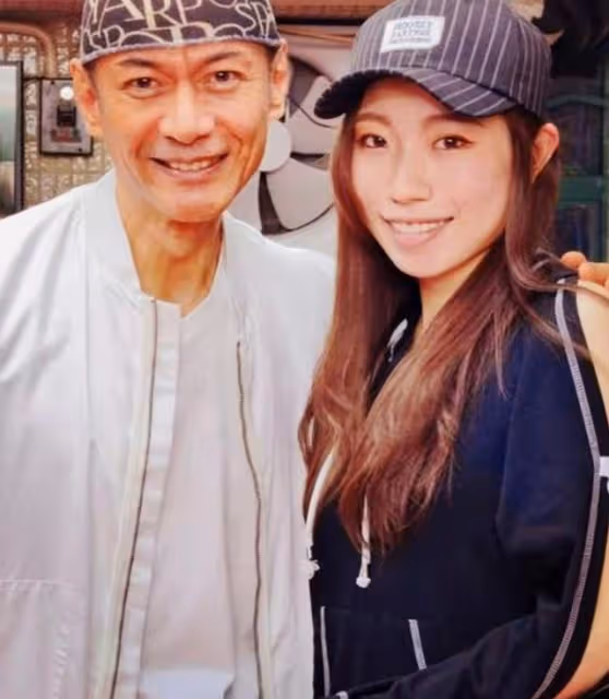 出道即獲好評!香港知名男星愛女終加入樂壇,唱腔更被贊像鄭秀文