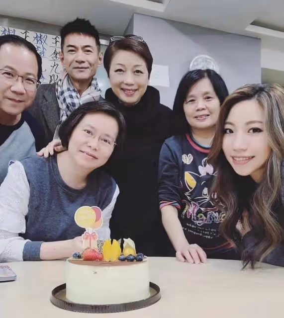出道即獲好評!香港知名男星愛女終加入樂壇,唱腔更被贊像鄭秀文