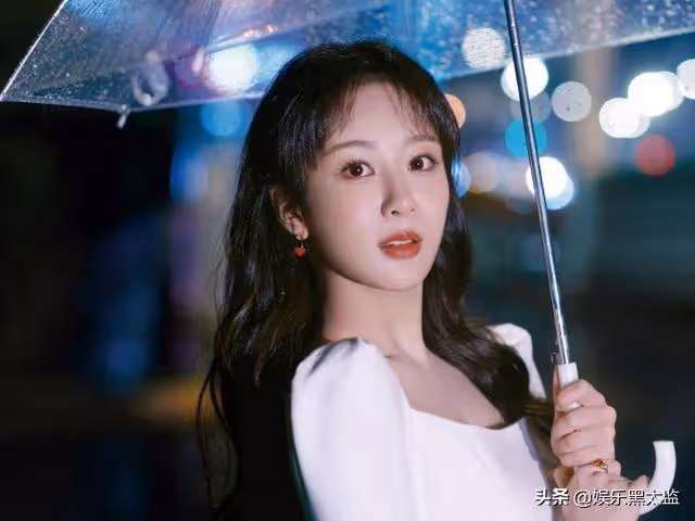 90後頂流小花，被稱為「人間滅火器」的楊紫為何離開前東家？