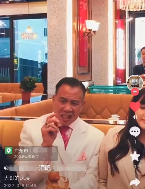64歲萬梓良在酒吧喝大了！雙眼迷離臉通紅，一眾美女排隊靠肩合影