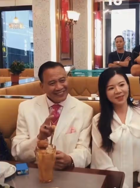 64歲萬梓良在酒吧喝大了！雙眼迷離臉通紅，一眾美女排隊靠肩合影