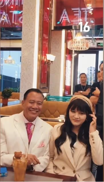 64歲萬梓良在酒吧喝大了！雙眼迷離臉通紅，一眾美女排隊靠肩合影