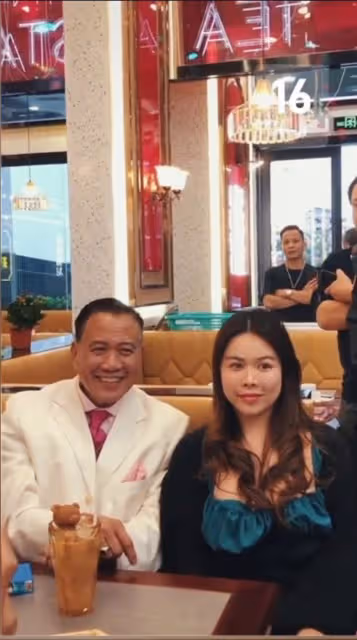 64歲萬梓良在酒吧喝大了！雙眼迷離臉通紅，一眾美女排隊靠肩合影