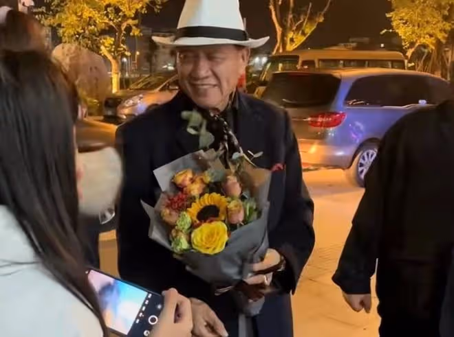 64歲萬梓良在酒吧喝大了！雙眼迷離臉通紅，一眾美女排隊靠肩合影