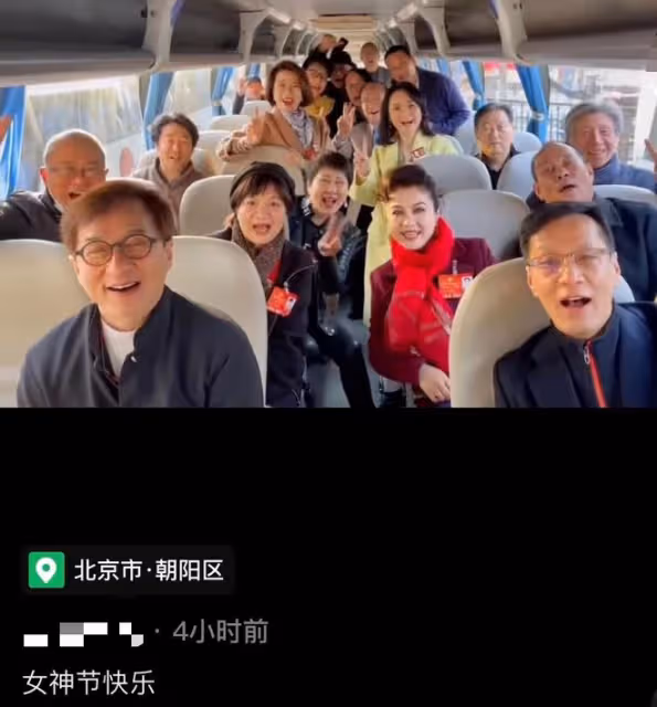 眾戲骨坐大巴出席會議！張凱麗換數套裝扮，成龍獲女性簇擁精神足