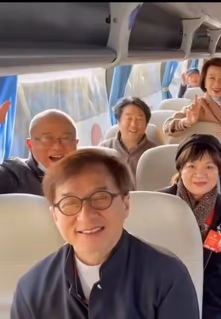 眾戲骨坐大巴出席會議！張凱麗換數套裝扮，成龍獲女性簇擁精神足
