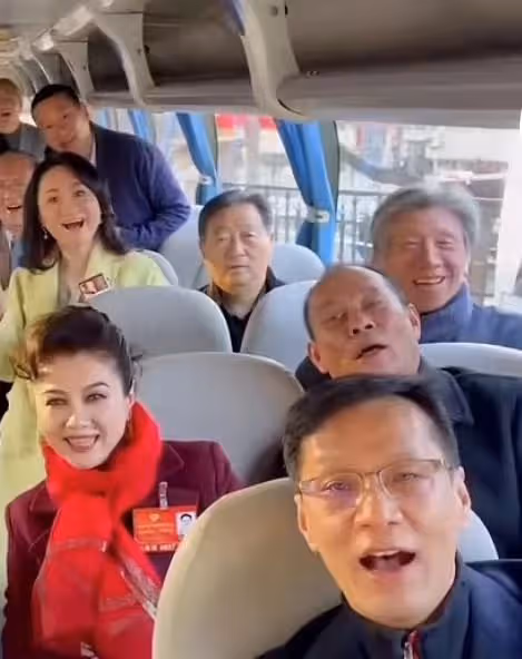 眾戲骨坐大巴出席會議！張凱麗換數套裝扮，成龍獲女性簇擁精神足