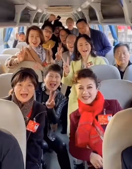 眾戲骨坐大巴出席會議！張凱麗換數套裝扮，成龍獲女性簇擁精神足