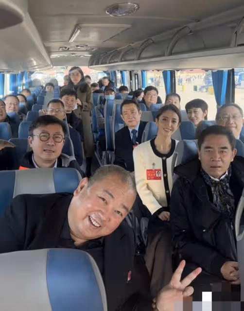 眾戲骨坐大巴出席會議！張凱麗換數套裝扮，成龍獲女性簇擁精神足