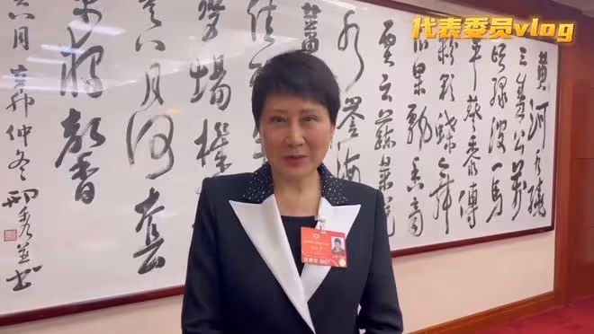 眾戲骨坐大巴出席會議！張凱麗換數套裝扮，成龍獲女性簇擁精神足