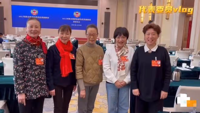 眾戲骨坐大巴出席會議！張凱麗換數套裝扮，成龍獲女性簇擁精神足